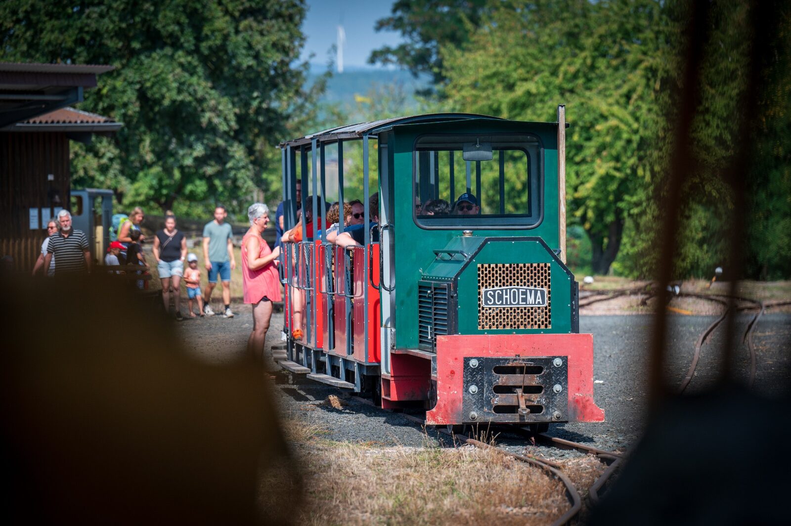 Feldbahn mit Fahrgästen im Lindelgrund