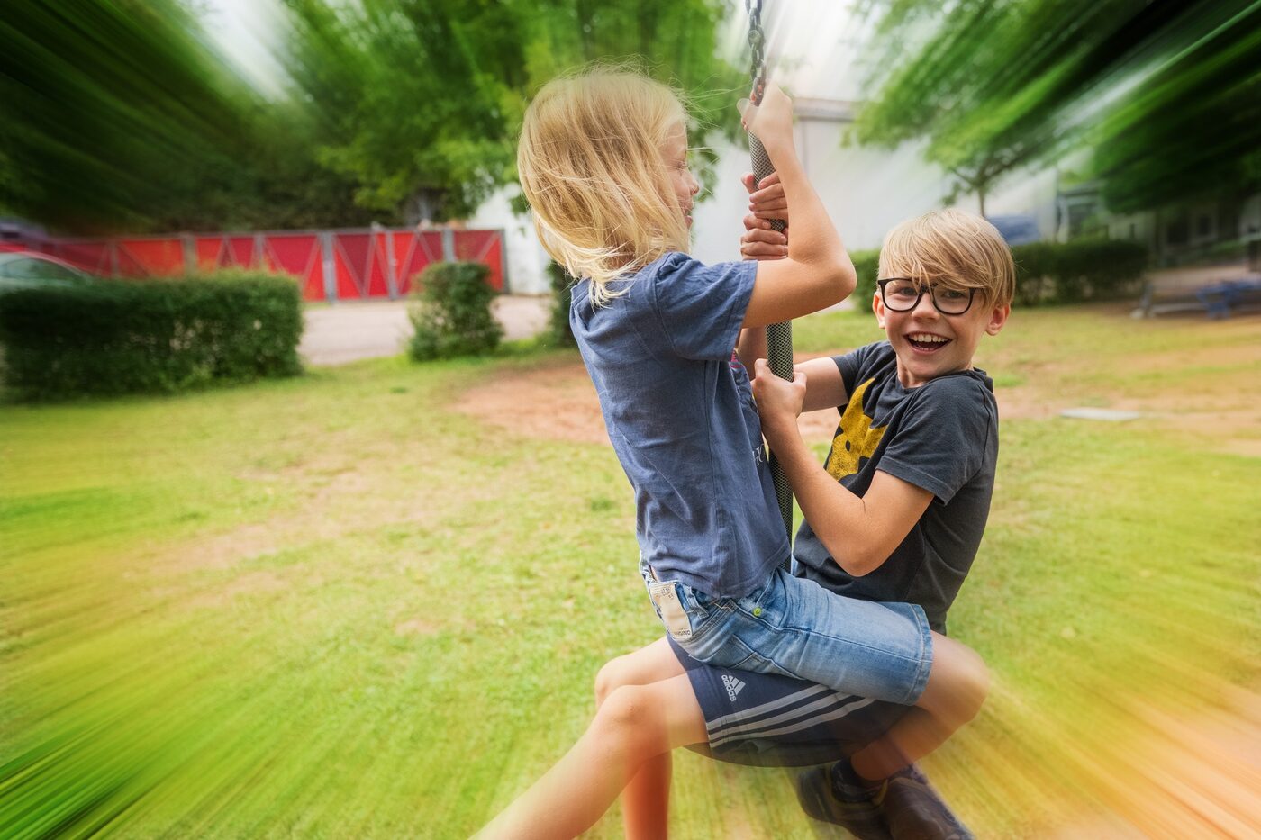 Kinder beim Spielen auf dem Campingpark