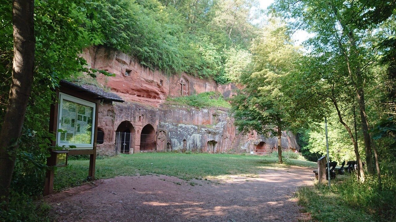 Felsen-Eremitage im Wald